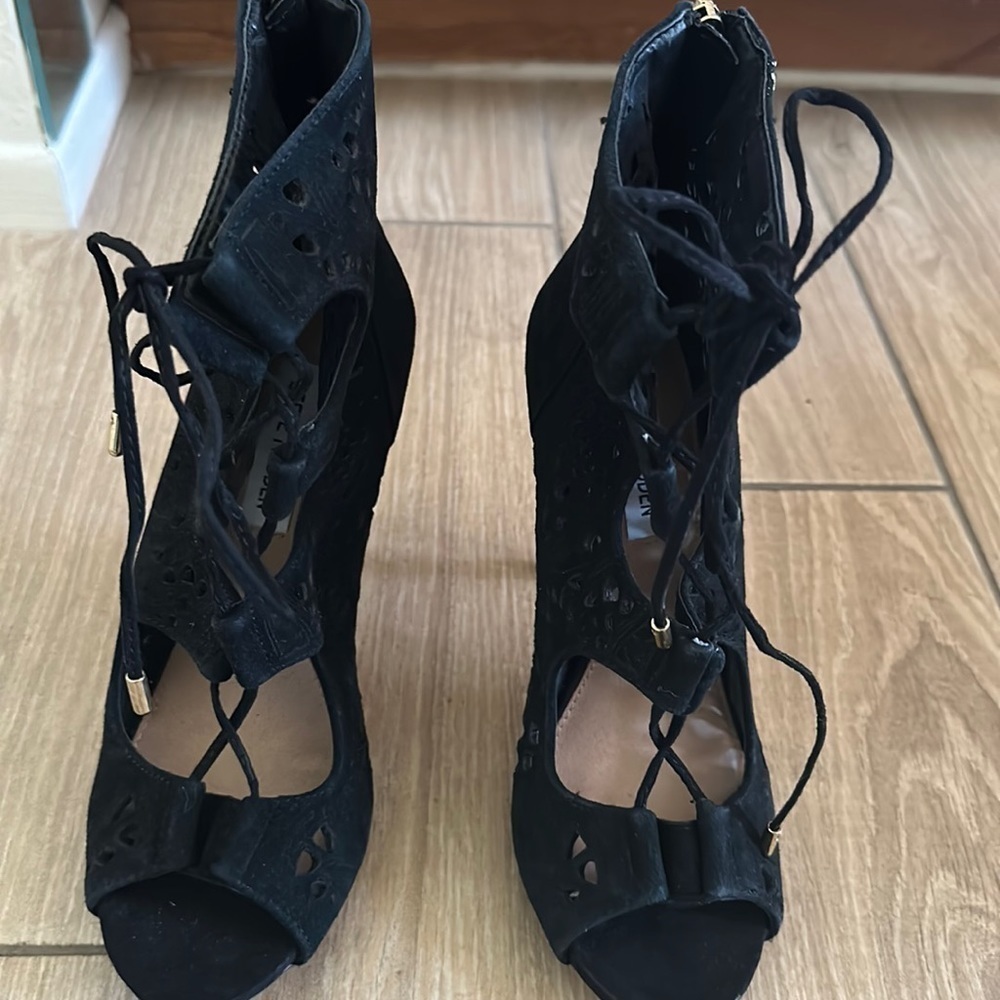 Cutout Heels​​​​​​​​​​​​ - Picture 2 of 4